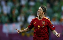 Fernando Torres merayakan gol yang dicetaknya. Dalam laga ini, Torres dua kali membobol gawang Irlandia. Reuters/Kai Pfaffenbach.