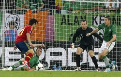 Spanyol yang tampil sangat dominan menambah keunggulan melalui gol yang dicetak oleh David Silva. Reuters/Juan Medina
