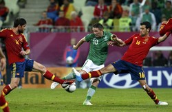 Robbie Keane yang mendapat pengawalan ketat dari Xabi Alonso dan Sergio Busquets melepaskan tembakan ke gawang lawang. Reuters/Pascal Lauener