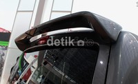 MPV Evalia didandani dengan berbagai aksesoris seperti spoiler belakang, tail gate, bumper, talang air, tray untuk menyimpan pakaian basah. Syubhan Akib/detikOto.