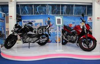 2 unit Suzuki Inazuma 250 warna hitam dan merah terpajang di booth Suzuki di PRJ. (M Ikhsan/detikOto).