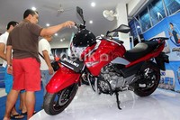 Inazuma 250 jadi pusat perhatian pecinta Suzuki. Sayang, motor tersebut sepertinya belum bisa dipasarkan di Indonesia. Seorang sumber di Suzuki menjelaskan waktu peluncuran Inazuma ke pasar motor Indonesia masih abu-abu. (M Ikhsan/detikOto).