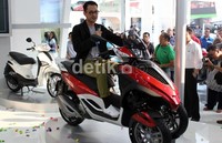 Piaggio MP3 Yourban 125 saat dipamerkan di arena Pekan Raya Jakarta (PRJ), Kamis (14/6/2012). Motor ini dibanderol dengan harga Rp 99,9 juta OTR Jakarta. Syubhan Akib/detikOto.