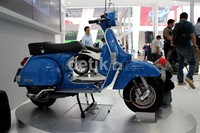 New Vespa PX 150 yang diperkuat dengan mesin 150cc 2 langkah, silinder tunggal yang bisa melontarkan tenaga 5.8 kW pada 6.000 RPM dan torsi 11.2 Nm pada 4.000 RPM dibanderol dengan harga Rp 59,9 juta on the road (OTR) Jakarta. Syubhan Akib/detikOto.