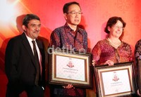 Presdir Astra Internasional Prijono Sugiarto (tengah), menerima penghargaan Wealth Added Creator Award 2012 di Jakarta, Kamis (14/6) malam. Astra meraih penghargaan peringkat terbaik untuk kategori Indonesia The Best Public Companies Based on Wealth Added Index (WAI) untuk semua kategori (overall).
