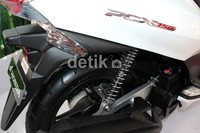 Jika dibandingkan dengan PCX 125, PCX terbaru yang menggunakan mesin 150 cc itu lebih panjang. Wheelbase-nya kini 1.315 mm, ground clearance dari 135 mm naik jadi -140 mm. Sedangkan bobotnya bertambah jadi 129 kg dari 126 kg. (M Ikhsan/detikOto).