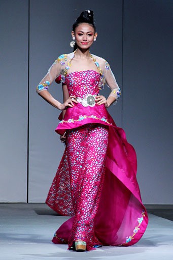 Jeanny Ang Beauty Treasure APPMI Fashion Chinese Couture 2012 at Ballroom Hotel Mulia. Jakarta. [Foto: Mohammad Abduh/Wolipop]