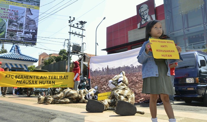 Tolak Perusakan Hutan, 2 Boneka Harimau Datangi KFC