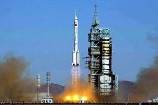Wusss! Astronot Wanita Pertama China Meluncur ke Luar Angkasa