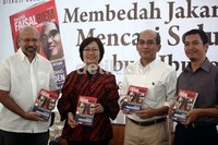 Peluncuran buku Faisal-Biem Bintang Independen dilakukan di Toko Buku Gramedia Matraman, Jakarta Timur, Sabtu (16/6/2012).