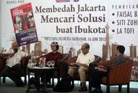 Peluncuran buku tersebut juga dihadiri oleh editor buku Faisal Biem Bintang Independen La Tofi dan peneliti senior LIPI R. Siti Zuhro.