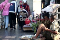 Sementara itu, para pedagang memenuhi jembatan penyeberangan untuk menjajakan dagangannya.