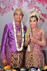 Rona bahagia tampak terlihat dari wajah Ayu dan Regi usai pembacaan ijab kabul.