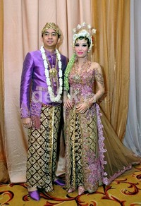 Ayu pun tampak cantik menggunakan kebaya berwarna pink.