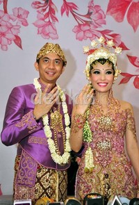 Ayu dan Regi memamerkan cincin pernikahannya.