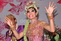Ayu terlihat bahagia seusai akad nikah di Grand Ballroom Hotel Shangri-La.