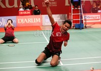 Ekspresi kemenangan dari pasangan ganda campuran Indonesia Tontowi Ahmad (kanan) dan Liliyana Natsir (kiri), usai memenangi pertandingan di Istora Senayan, Jakarta, Sabtu (16/6/2012).