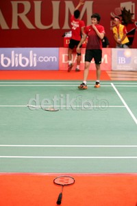 Dua raket dari Liliyana Natsir dan Tontowi Ahmad, tergeletak di lapangan. Tontowi Ahmad/Liliyana Natsir melangkah ke final setelah mengalahkan pasangan China Xu Chen/Ma Jin.