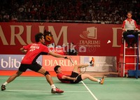 Liliyana Natsir (kanan) dan Tontowi Ahmad (kiri), harus berjuang keras untuk bisa mengalahkan China Xu Chen dan Ma Jin.