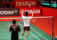 Tunggal putra Indonesia, Simon Santoso menang atas lawannya Kashyap Parupalli dari India dengan skor (21-15, 21-12).