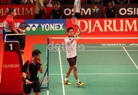 Simon Santoso berhasil melangkah hingga ke partai puncak Djarum Indonesia Open Super Series Premier 2012 setelah mengalahkan Kashyap Parupalli dari India dalam dua game langsung di Istora Senayan Jakarta.