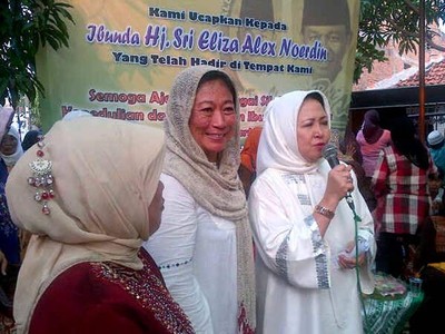 Istri Alex Noerdin Santuni Anak Yatim