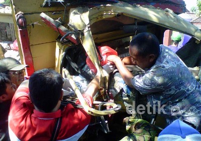Truk Tabrak Pohon, Sopir Tewas Terjepit