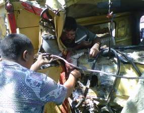 Truk Selip Tabrak Pohon, Sopir Tewas Terjepit