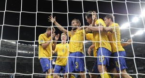 Mellberg Pencetak Gol Tertua Swedia, Carroll Lanjutkan Kuyt