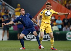 Franck Ribery yang mendapat pengawalan ketat dari Anatoliy Tymoshchuk melakukan serangan ke gawang Ukraina. Reuters/Alessandro Bianchi.