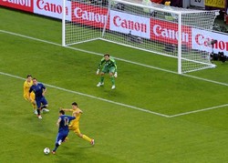 Jeremy Menez melepaskan tembakan yang berbuah gol ke gawang Ukraina.