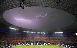Pertandingan sempat ditunda akibat hujan deras dan petir. Reuters/Felix Ordonez.