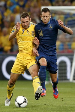 Jeremy Menez berebut bola dengan Andriy Shevchenko. Reuters/Alessandro Bianchi.