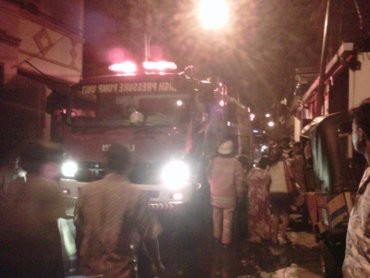 Petugas Pemadam Cedera Saat Jinakkan Api di Sawah Besar