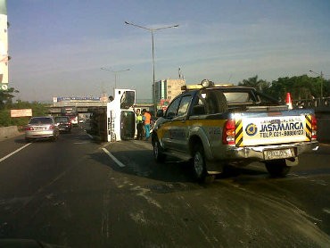 Truk Pembawa Minuman Terguling di Tol Tomang, Lalin Tersendat