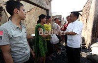 Ia juga memberikan bantuan sembako.