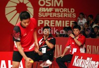 Tak henti-hentinya pelatih Agus Dwi Santoso (tengah) dan Rony Agustinus (kanan) memberikan semangat kepada Simon.