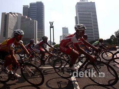 Atlet Sepeda Adu Kecepatan di Jakarta