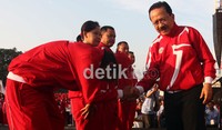 Gubernur DKI Jakarta Fauzi Bowo mengukuhkan kontingen Jakarta untuk PON XVIII/2012 Riau.