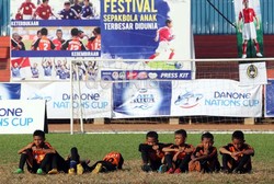 Anak-anak pemain dari tim SSB Mabar Putra Sumut, tertunduk lesu di tengah lapangan, usai dikalahkan lawan SSB Putra Muara Cunda Aceh.