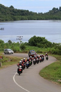 Touring terjauh yang pernah dilakukan ATPM sepeda motor ini menggunakan 10 unit Honda Absolute Revo dengan didukung oleh 60 riders yang berasal dari 36 klub sepeda motor Honda dari tiga pulau yang dilintasi. (dok AHM)
