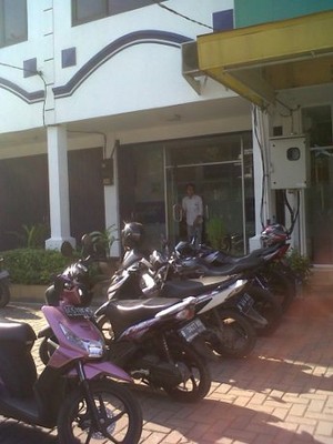 Pria Ganteng Diduga Ikut Merampok Nasabah Bank Mandiri di Bekasi