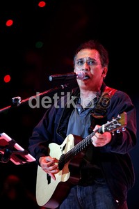 Iwan Fals tampil dengan gaya casualnya namun tetap mempesona.