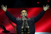 Inilah aksi Iwan Fals saat berada di atas panggung. Sungguh sangat memukau dengan sayatan lirik-lirik lagunya yang dahsyat.