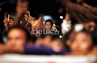 Seorang penggemar wanita yang masih remaja juga turut menyaksikan konser Iwan Fals. Ia terlihat dipanggul demi untuk menyaksikan musisi idolanya itu.