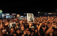 Para penggemar Iwan Fals terlihat antusias menyaksikan konser di PRJ