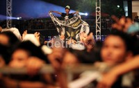 Tak hanya atribut OI yang dibawa para penggemar Iwan Fals, tampak juga bendera partai politik yang dibawa oleh penonton.