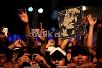 Ribuan orang memadati arena panggung Pekan Raya Jakarta untuk menyaksikan konser Iwan Fals, Senin (18/6/2012) malam.