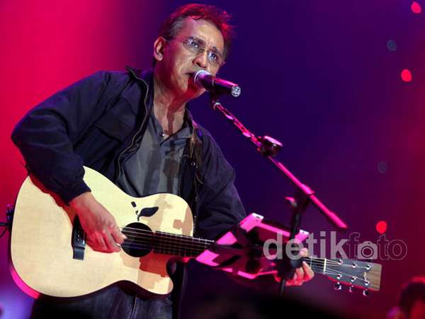 Iwan Fals Hibur Ribuan Oi di PRJ Iwan Fals Hibur Ribuan Oi di PRJ