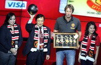 Edwin Van der Sar menerima cendramata wayang.